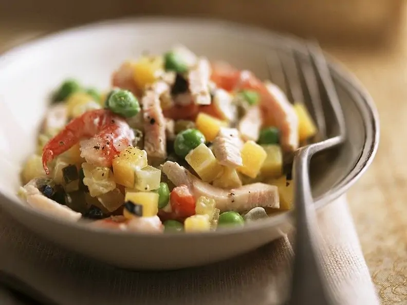 Gemüsesalat mit Hühnchen und Garnelen
