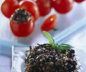 Mit Tapenade gefüllte Tomaten