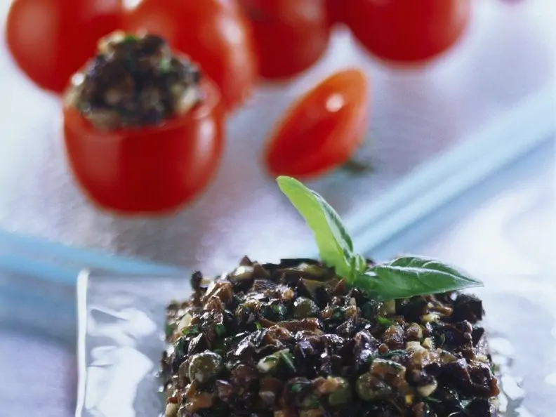 Mit Tapenade gefüllte Tomaten