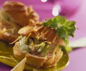 Mit Thunfischsalat gefüllte Windbeutel