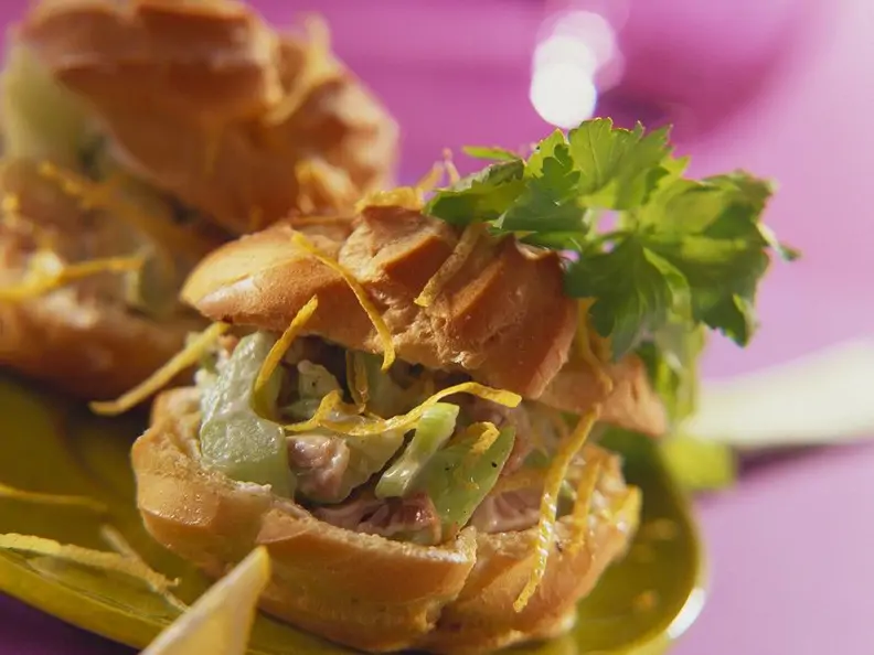 Mit Thunfischsalat gefüllte Windbeutel