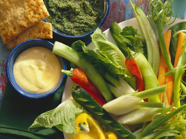 Rohkost mit Pesto und Mayonnaise