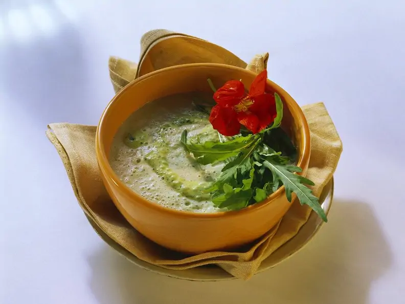 Zucchini-Kräutersuppe