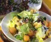 Bunter Salat mit Melone und Käse