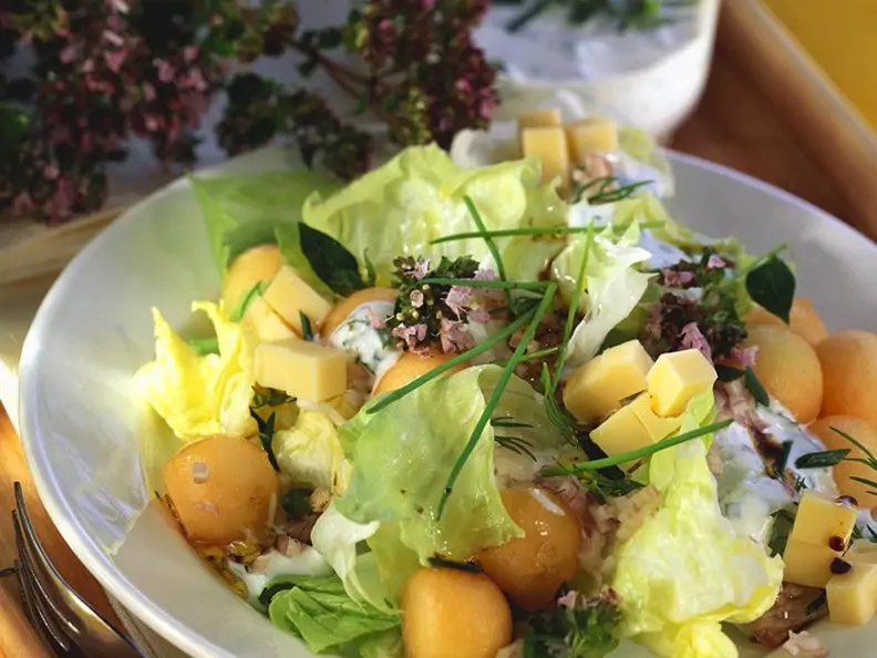 Bunter Salat mit Melone und Käse