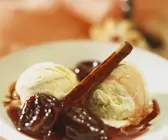 Pflaumenkompott mit Eis