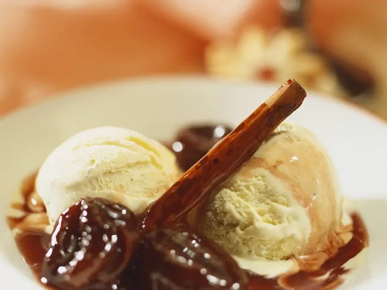 Pflaumenkompott mit Eis