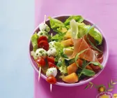 Blattsalat mit Schinken und und Tomatenspießen