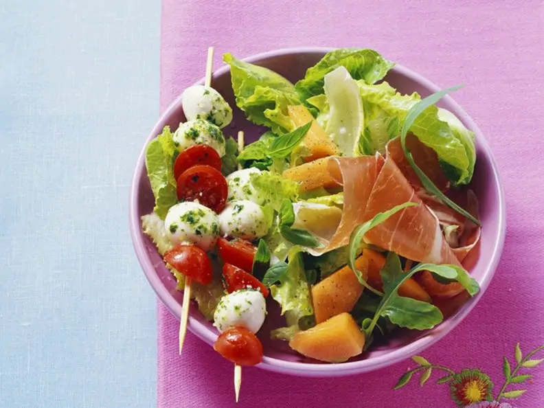 Blattsalat mit Schinken und und Tomatenspießen