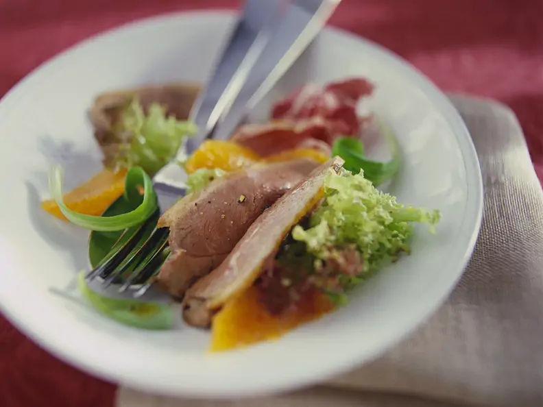 Salat mit Entenbrust und Orangendressing
