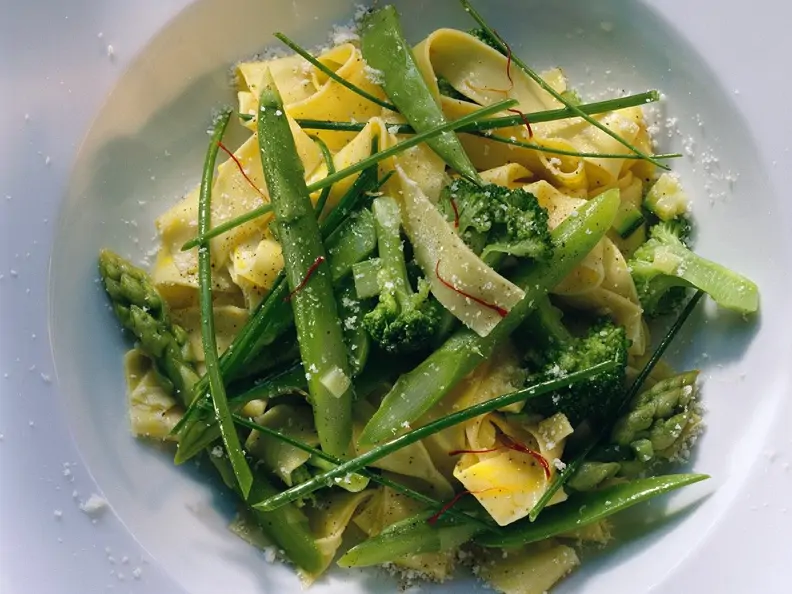 Bandnudeln mit Spargel und Brokkoli