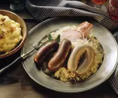 Blut- und Leberwurst auf Sauerkraut