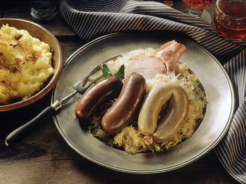 Blut- und Leberwurst auf Sauerkraut