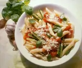 Nudeln mit Tomaten und Zucchini