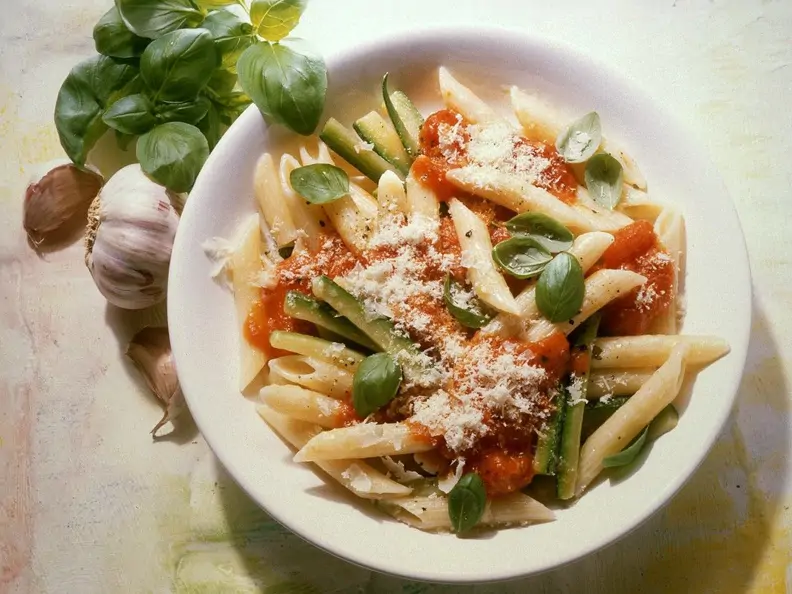 Nudeln mit Tomaten und Zucchini