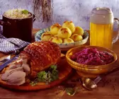 Schweinekrustenbraten mit Beilagen