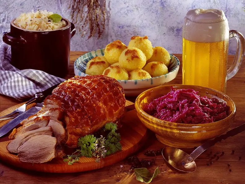 Schweinekrustenbraten mit Beilagen