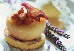Pfirsichdessert mit Pistazieneis