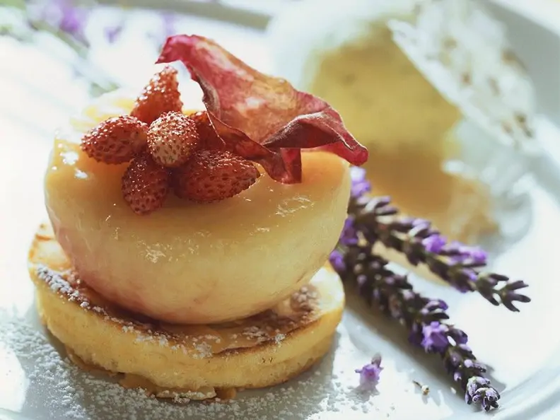 Pfirsichdessert mit Pistazieneis