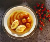 Zimtmousse auf Fruchtspiegel
