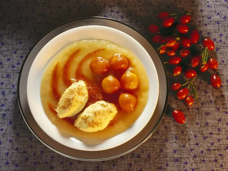 Zimtmousse auf Fruchtspiegel