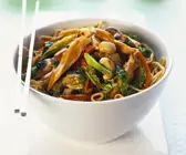 Asiatische Nudelpfanne mit Hähnchen