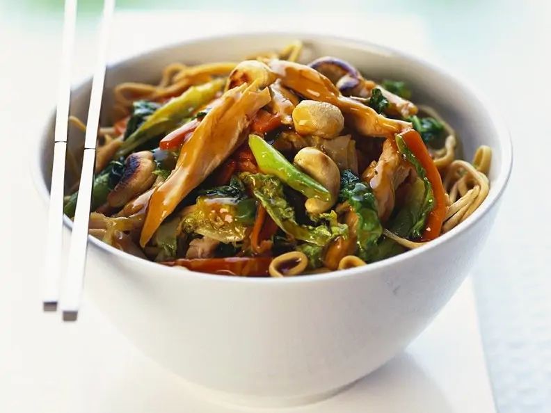 Asiatische Nudelpfanne mit Hähnchen
