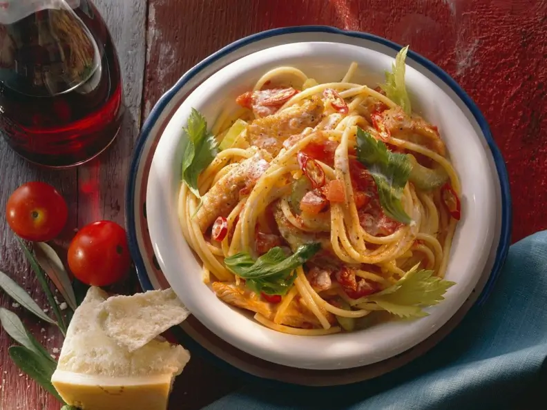 Nudeln mit Puten-Tomatensauce
