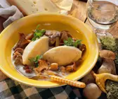 Grießklößchen mit Waldpilzsauce