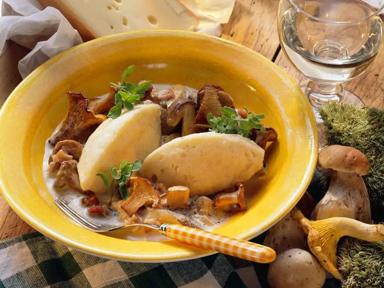 Grießklößchen mit Waldpilzsauce