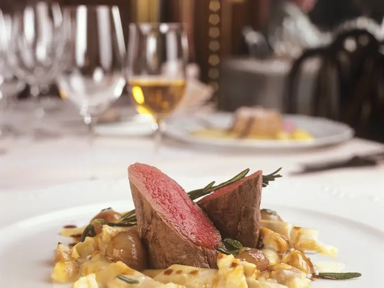 Rehrückenfilet mit Nudeln
