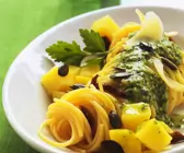 Nudeln mit Pesto und Kürbis