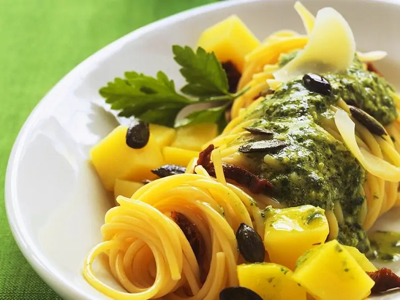 Nudeln mit Pesto und Kürbis