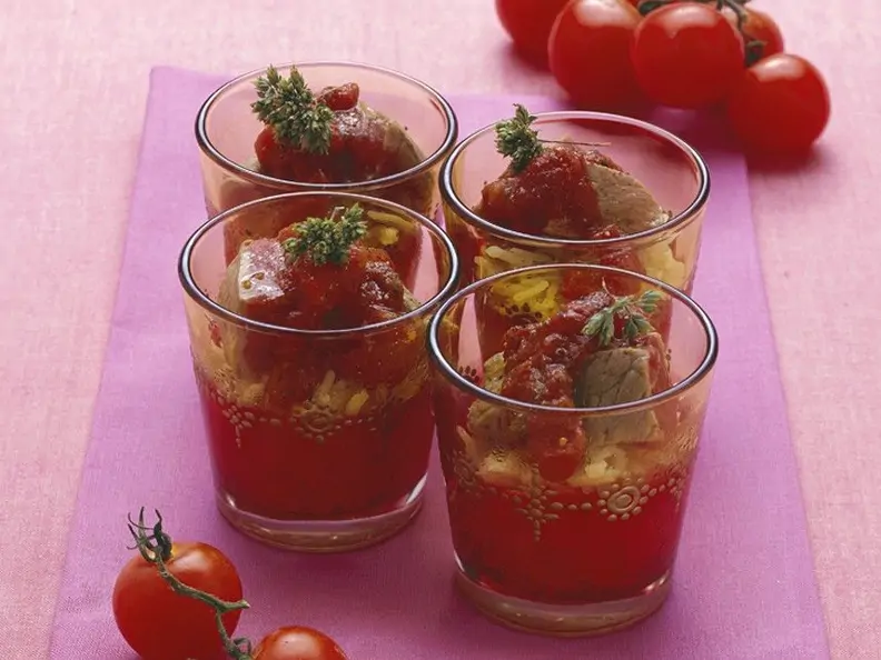 Kurzgebratene Steakwürfel mit Tomaten und Reis