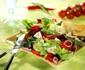 Salat mit Oliven und Schafskäse