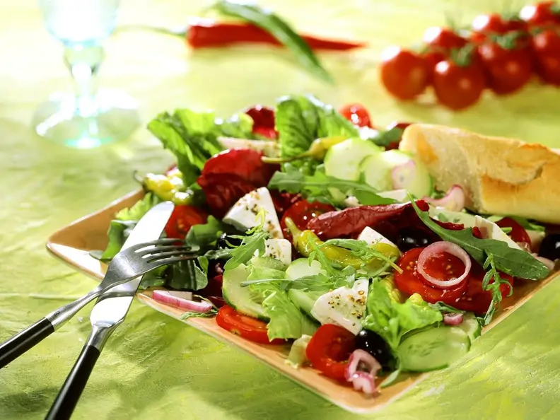 Salat mit Oliven und Schafskäse