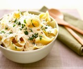 Bandnudeln mit Käsecremesauce