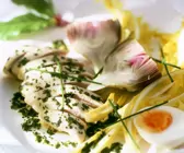 Kräuterhähnchenbrust mit Salat