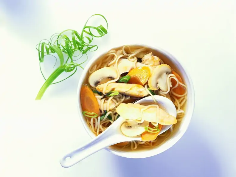 Mie-Nudelsuppe mit Hähnchen
