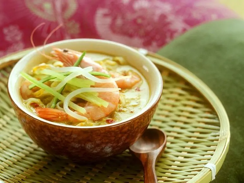 Kokossuppe mit Garnelen