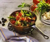 Nudeln mit Tomaten und Rucola