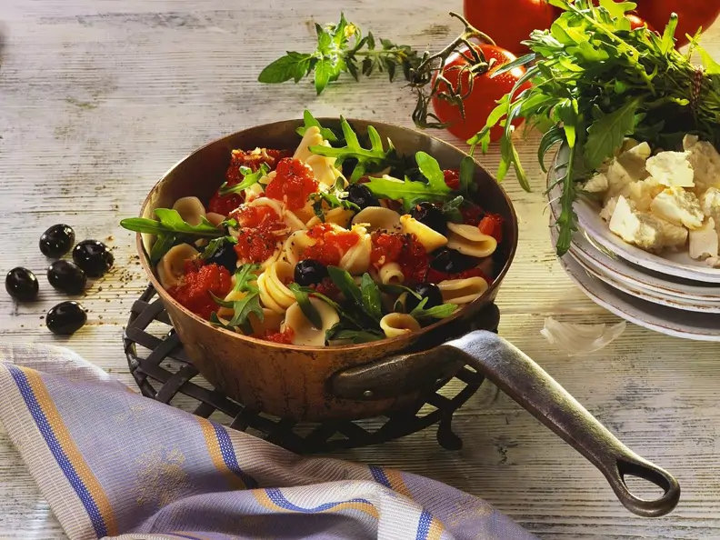 Nudeln mit Tomaten und Rucola