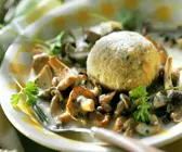 Semmelknödel mit Pilzsauce
