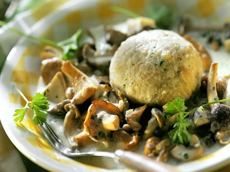 Semmelknödel mit Pilzsauce