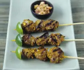 Saté-Spieße mit Erdnussdip