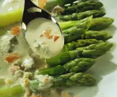 Spargel mit Käse-Tomatensauce