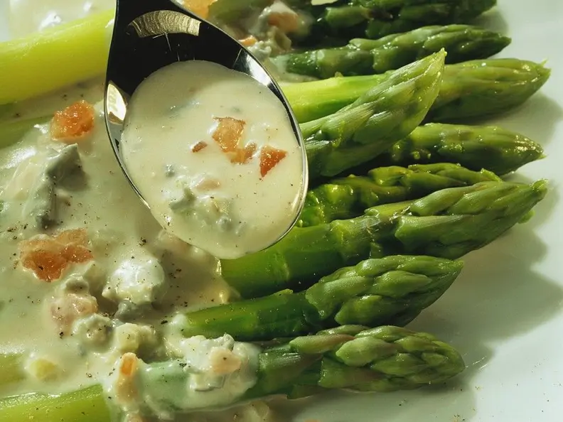 Spargel mit Käse-Tomatensauce