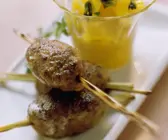 Reh-Spießchen mit Ananassauce