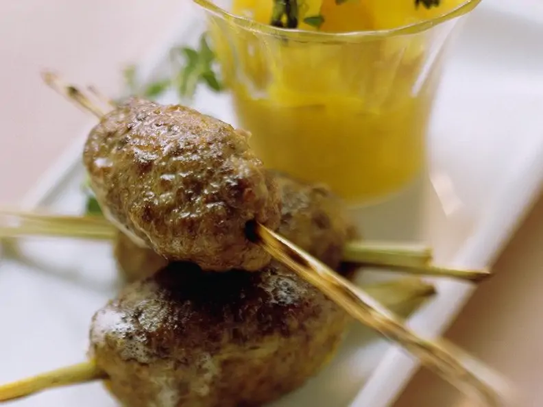 Reh-Spießchen mit Ananassauce