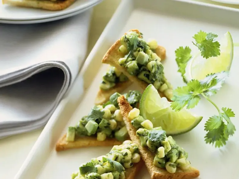 Maissalat auf Toast
